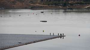 Vista da Central Solar Flutuante de Alqueva, frente ao paredão da barragem com o mesmo nome, que é hoje inaugurada, em Portel, 15 de julho de 2022. A Central Solar Flutuante de Alqueva, “o maior parque solar flutuante” numa albufeira de barragem na Europa, um investimento de seis milhões de euros, é hoje inaugurada pelo primeiro-ministro, António Costa. NUNO VEIGA/LUSA