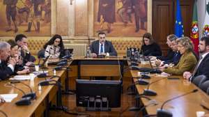O presidente da Comissão Parlamentar de Inquérito - Verificação da Legalidade e da Conduta dos Responsáveis Políticos Alegadamente Envolvidos na Prestação de Cuidados de Saúde a duas Crianças (Gémeas) Tratadas Com o Medicamento Zolgensma, Rui Paulo Sousa (C), dirige os trabalhos durante a audição do antigo secretário de Estado da Saúde, António Lacerda Sales (ausente da foto), na Assembleia da República, em Lisboa, 24 de janeiro de 2025. JOSÉ SENA GOULÃO/LUSA