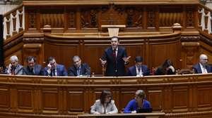 O primeiro-ministro, Luís Montenegro (C), intervém durante a sessão plenária na Assembleia da República, em Lisboa, 18 de março de 2026. ANTÓNIO PEDRO SANTOS/LUSA
