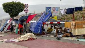 epa13211815 Migrants rest along a street in the Spanish North African enclave of Ceuta, 04 September 2026. The Spanish Government has begun deploying START (Spanish Technical Humanitarian Response Team) emergency units to set up temporary facilities for up to 600 people, prioritizing the protection and care of vulnerable migrant women and children following weeks of severe overcrowding.  EPA/LAURA RINCON