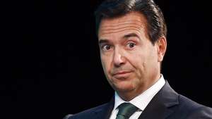 epa09690742 (FILE) - Group Chief Executive of Lloyds Banking Group Antonio Horta-Osorio attends the Institute of Directors annual convention at the Royal Albert Hall in London, Britain, 06 October 2015 (reissued 17 January 2022). Credit Suisse Group announced on 17 January 2022, that its Board of Directors (Board) has appointed Axel P. Lehmann as the bank's new chairman effective immediately, after Antonio Horta-Osorio resigned following an investigation commissioned by the Board. Horta-Osorio succeeded Urs Rohner Credit Suisse's chairman in April 2021.  EPA/ANDY RAIN *** Local Caption *** 52293842