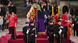 epaselect epa10192660 Guards are changed as mourners file past the coffin as they attend the Lying-in-State of Britain's Queen Elizabeth II at the Palace of Westminster in London, Britain, 18 September 2022. The queen's lying in state will last for four days, ending on the morning of the state funeral on 19 September.  EPA/NEIL HALL