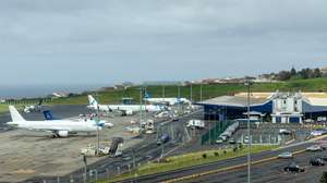 Um avião da SATA prepara-se para descolar do aeroporto de Ponta Delgada, para uma viagem entre ilhas, durante o primeiro dia das cercas sanitárias para conter o surto da covid-19, em Ponta Delgada, ilha de São Miguel, Açores, 03 de abril de 2020. Na quinta-feira, o Governo dos Açores decidiu fixar cercas sanitárias nos seis concelhos da ilha de São Miguel, para fazer face à pandemia de covid-19 na região, medida que vai vigorar até 17 de abril. EDUARDO COSTA/LUSA