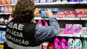 Uma equipa de fiscalização da ASAE verifica preços e embalagens de álcool gel, e máscaras numa loja de artigos médicos em Moscavide, 23 de abril de 2020. Cerca de quatro dezenas de equipas da ASAE iniciaram uma ação de fiscalização por todo o país do preço dos artigos de proteção e limpeza. TIAGO PETINGA/LUSA