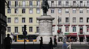 Traseuntes atravessam a Rua da Prata na baixa pombalina de Lisboa, 20 de novembro de 2020. A falta de turismo na cidade de Lisboa devido à pandemia de Covid 19 levou a que muitos estabelecimentos comerciais, alguns deles emblemáticos e de familias há gerações estejam em risco de fechar. (ACOMPANHA TEXTO DA LUSA DE 22 DE NOVEMBRO DE 2020) TIAGO PETINGA/LUSA