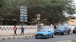 Populares caminham por uma rua sem o movimento habitual de turistas devido à pandemia de covid-19, em Espargos, ilha do Sal, Cabo Verde, 15 de janeiro de 2021. A pandemia de covid-19 deixou milhares de cabo-verdianos sem trabalho no turismo, sobretudo na ilha do Sal, mas um sindicato local quer evitar situações como a atual e propõe-se criar um fundo de emergência para acudir aos associados. (ACOMPANHA TEXTO DA LUSA DO DIA 01 DE FEVEREIRO DE 2021). FERNANDO DE PINA/LUSA