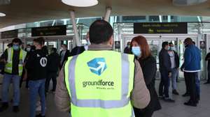 Manifestação de trabalhadores da SPdH/Groundforce, organizada pelo movimento SOS handling, em protesto pelo não pagamento de salários e despedimentos anunciados 02 de março de 2021, junto à entrada da estação do Aeroporto do Metropolitano de Lisboa.   MANUEL DE ALMEIDA/LUSA