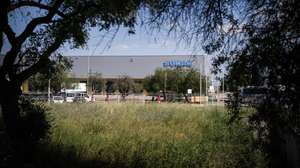 Trabalhadores da Sonae à saída das instalações da empresa na Plataforma Logística de Azambuja, Azambuja, 27 de maio de 2020. Perto de 350 trabalhadores da Sonae, na Azambuja, já fizeram o teste à covid-19 e 121 testaram positivos. Na empresa de produtos alimentares Avipronto, que se encontra na mesma plataforma logística, foram detetados 101 casos positivos. MÁRIO CRUZ/LUSA