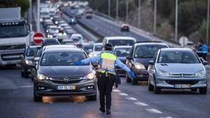 Agentes da Polícia de Segurança Pública (PSP) fazem uma operação Stop no acesso à Ponte 25 de Abril, em Lisboa, 30 de outubro de 2020. A circulação entre concelhos do continente está proibida entre os dias 30 de outubro e 03 de novembro devido à pandemia de covid-19. JOSÉ SENA GOULÃO/LUSA