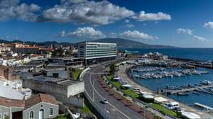 Galerias Calheta Pêro de Teive, no dia do arranque das obras de demolição, num processo que se arrasta desde 2008, altura em que foi anunciado um novo espaço comercial na marginal de Ponta Delgada, a cargo da ASTA Atlântida, agora detida pelo fundo Discovery, mas que nunca foi terminado, em Ponta Delgada, ilha de São Miguel, Açores, 15 de fevereiro de 2021. EDUARDO COSTA/LUSA