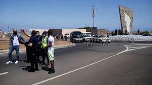 Um falso alarme de bomba obrigou hoje a um enorme aparato policial e aglomeração de pessoas no aeroporto cabo-verdiano da Praia, que foi evacuado, com passageiros e visitantes a reclamarem de falta de informação, Praia, Cabo Verde, 23 de abril de 2021. Por volta das 14:30 locais (16:30 em Lisboa) tanto os passageiros como os visitantes e funcionários começavam a entrar no aeroporto e as bagagens começaram também a ser distribuídas. A polícia não quis prestar esclarecimentos, mas garantiu que durante a tarde vai disponibilizar informações sobre o sucedido e sobre todo o aparato gerado no aeroporto da capital de Cabo Verde. FERNANDO DE PINA/LUSA