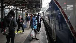 People wait to get on a Fertagus train at Sete Rios station, Portugal, 4 May 2020. Portugal is in a calamity after three consecutive periods in a state of emergency. In this new period, the use of masks on public transport will be mandatory. MÁRIO CRUZ/LUSA