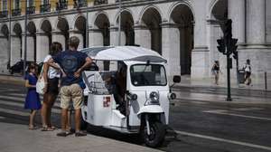 Um tuk-tuk no Terreiro do Paço durante a reportagem sobre o impacto da covid-19 no negócio dos tuk-tuk e na animação turística, em Lisboa, 13 de agosto de 2020. (ACOMPANHA TEXTO DE 15/08/2020) RODRIGO ANTUNES/LUSA