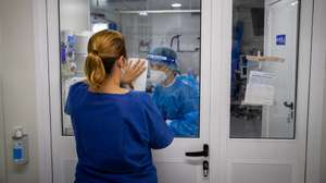 Uma enfermeira mostra indicações numa folha a uma médica dentro de um quarto de pacientes em isolamento devido à Covid-19, na Enfermaria de isolamento do Hospital Garcia de Orta, em Almada, 21 de julho de 2021. JOSÉ SENA GOULÃO/LUSA (ACOMPANHA TEXTO DE 24/07/2021)