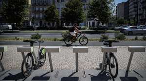 Uma pessoa utiliza uma bicicleta da rede de bicicletas partilhadas Gira, em Lisboa, em Lisboa, 16 de julho de 2020. (ACOMPANHA TEXTO DA LUSA DO DIA 18 DE JULHO DE 2020). MÁRIO CRUZ/LUSA