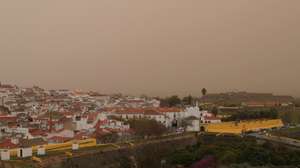 Nuvens de poeira vinda do Norte de África vão atravessar os céus de Portugal continental e o resto da Península Ibérica até ao fim do dia de quinta-feira, em Elvas, 15 de março de 2022. NUNO VEIGA/LUSA