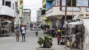 Quotidiano no bairro da Boa Esperança, em Sal Rei, ilha da Boa Vista, Cabo Verde, 30 de janeiro de 2022. Segundo dados das autoridades locais e nacionais, o bairro alberga cerca de 10 mil pessoas, que chegaram nos últimos 20 anos de todas as ilhas e da costa ocidental africana, para trabalhar nos hotéis, na construção civil ou no comércio. (ACOMPANHA TEXTO DA LUSA DO DIA 04 DE ABRIL DE 2022). ELTON MONTEIRO/LUSA