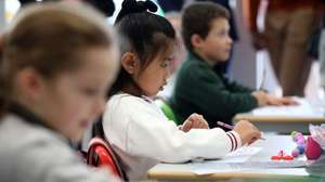 Alunos numa aula no Centro Escolar de São Teotónio que integra estudantes com 32 nacionalidades. Com capacidade para cerca de 200 crianças do 1.º ciclo do ensino básico, este estabelecimento de educação e ensino, pertencente à Rede de Escolas para a Educação Intercultural, distingue-se precisamente pela integração de alunos migrantes. Odemira, 9 de março de 2022. NUNO VEIGA/LUSA