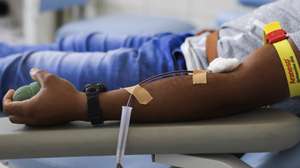 Um dador durante uma ação de recolha de sangue, na cidade da Praia, ilha de Santiago, Cabo Verde, 25 de janeiro de 2022. Depois de um processo que durou quase um ano, com encontros, reuniões e uma comissão instaladora, num desafio lançado pelo próprio Banco de Sangue, foi criada a Associação dos Doadores Voluntários de Sangue da Praia (ADVS – Praia), a primeira do país, que elegeu em 22 de janeiro João Pedro Abreu Martins como presidente. (ACOMPANHA TEXTO DA LUSA DO DIA 31 DE JANEIRO DE 2022). ELTON MONTEIRO/LUSA