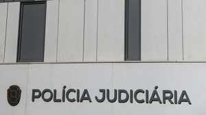 Logotipo com escudo no edificio sede da Policia Judiciária em Lisboa, 17 de agosto de 2022. TIAGO PETINGA/LUSA