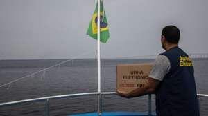 epa10217918 An employee of the Regional Electoral Court prepares to send electronic voting machines for tomorrow's elections, which will serve the riverside communities of the Rio Negro Region, near Manaus, Amazonas state, Brazil, 01 October 2022.  Brazil is preparing for a decisive election day on Sunday 02 October, when 156,454,011 voters will be able to go to the polls to elect the new political representatives. This year the positions of President of the Republic are in dispute, to whom President Jair Bolsonaro aspires to re-election, as well as governors, senators and federal, state or district deputies.  EPA/RAPHAEL ALVES