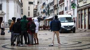 A coordenadora Nacional do Bloco de Esquerda (BE), Catarina Martins (ausente da fotografia), visitou esta manhã vários migrantes timorenses que vieram para Portugal em busca de trabalho e se encontram desalojados e a viver na rua, em Lisboa, 20 de outubro de 2022. RODRIGO ANTUNES/LUSA