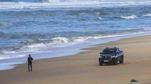 Elementos da Policia Marítima participam nas buscas dos três tripulantes de uma embarcação desaparecida na sexta-feira ao largo na Nazaré, na Praia do Pedrogão em Leiria. PAULO CUNHA/LUSA