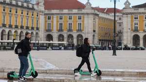 As trotinetes assumiram-se como um meio alternativo de mobilidade em Lisboa, mas o facto de o estacionamento estar, até agora, desregulado provocou vários acidentes com peões e o "abandono" nos passeios e nos lugares mais inóspitos da cidade, Lisboa, 16 de janeiro de 2023. (ACOMPANHA TEXTO DE 18 DE JANEIRO DE 2023). TIAGO PETINGA/LUSA