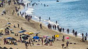 Turistas na praia do Inatel, em Albufeira, 07 de julho de 2022. Segundo o Instituto Português do Mar e da atmosfera (IPMA), nos próximos dias, Portugal continental irá enfrentar uma situação de tempo quente persistente, que deverá dar origem a uma onda de calor em muitas áreas do território. LUÍS FORRA/LUSA