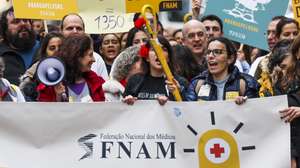 Médicos manifestam-se durante a concentração frente ao Ministério da Saúde, no inicio da greve nacional de dois dias, convocada pelos sindicatos dos médicos do Norte, da Zona Centro e da Zona Sul, estruturas que integram a Federação Nacional dos Médicos (FNAM), &quot;em resposta à falta de compromisso, por parte do Ministério da Saúde, em negociar as grelhas salariais e na falta de medidas para salvar o Serviço Nacional de Saúde (SNS)&quot;, em Lisboa, 08 de março de 2023. ANDRÉ KOSTERS/LUSA