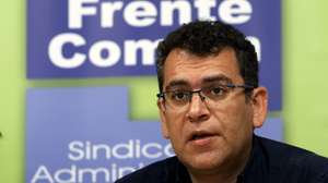 O dirigente da Frente Comum de Sindicatos da Administração Pública, Sebastião Santana, fala aos jornalistas durante uma conferência de imprensa sobre a perspetiva de adesão à greve e reivindicações centrais, em Lisboa, 14 de março de 2023. ANTÓNIO PEDRO SANTOS/LUSA