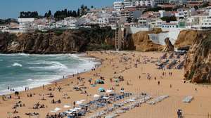 O sol e o bom tempo estão a levar visitantes e turistas às praias algarvias de Quarteira , 07 de abril de 2023. LUÍS FORRA/LUSA