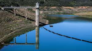 A albufeira da barragem de Odeáxere (Bravura), no barlavento Algarvio, encontra-se em níveis mínimos de água devido à falta de chuva, em Lagos, 26 de abril de 2023. (ACOMPANHA TEXTO DA LUSA DO DIA 28 DE ABRIL DE 2023). LUÍS FORRA/LUSA