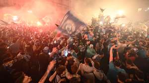 epa10609410 SSC Napoli supporters celebrate in Naples, Italy, 04 May 2023. Napoli sealed their third-ever Serie A championship after a 1-1 draw at Udinese.  EPA/CIRO FUSCO