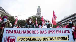 Os trabalhadores das Instituições Particulares de Solidariedade Social (IPSS) manifestam-se na Avenida dos Aliados. no Porto, em dia de greve para exigir salários justos e dignos, respeito e cumprimento dos direitos laborais, e melhores condições de trabalho, 10 de dezembro de 2021. JOSÉ COELHO/LUSA