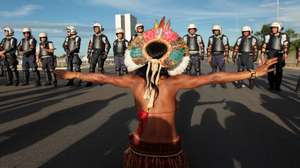epa05931852 Indigenous people from different Brazilian tribes protest in Brasilia, Brazil, 27 April 2017. In addition to demanding faster demarcation of indigenous lands, the protesters also expressed their rejection against a bill that the Congress is processing, which proposes to alter the regulations that govern the delimitation of those territories.  EPA/Joédson Alves