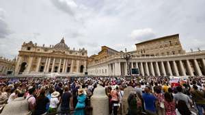 epa10672107 Faithful attend Pope Francis&#039; Angelus, traditional Sunday&#039;s prayer, in St. Peter&#039;s Square in Vatican City, 04 June 2023.  EPA/FABIO FRUSTACI