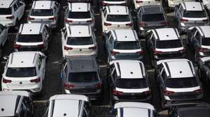 Veículos da Volkswagen, modelo T-Roc, provenientes da fábrica da Autoeuropa, em Palmela, aguardam no Terminal de Carga Geral e de Granéis de Leixões (TCGL) do porto de Leixões, Matosinhos, 13 de abril de 2023. JOSÉ COELHO/LUSA