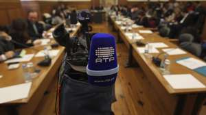 Uma câmara e um microfone com o logótipo da Rádio e Televisão de Portugal (RTP), durante a audição do ministro-adjunto e dos Assuntos Parlamentares, Miguel Relvas, na Comissão para a Ética, a Cidadania e a Comunicação ao abrigo do requerimento potestativo apresentado pelo Grupo Parlamentar do PS sobre o futuro da RTP e do serviço público de rádio e televisão, esta manhã, na Assembleia da República, em Lisboa, 29 de janeiro de 2013. JOSÉ SENA GOULÃO / LUSA