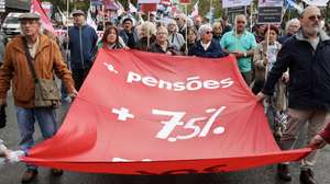 Manifestantes participam na Jornada Nacional de Reformados, Pensionistas e Idosos, organizada pela Confederação Nacional de Reformados, Pensionistas e Idosos – MURPI, para exigir a necessária reposição do poder de compra das pensões e um travão ao aumento do custo de vida, em Lisboa, 27 de outubro de 2023. JOÃO RELVAS/LUSA