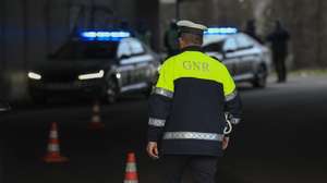 Operação conjunta de sensibilização de Segurança Rodoviária da Guarda Nacional Republicana e da Polícia de Segurança Pública no âmbito da campanha “O melhor presente é estar presente” coordenada pela Autoridade Nacional de Segurança Rodoviária (ANSR), na Maia. 30 de dezembro 2023. ESTELA SILVA/LUSA