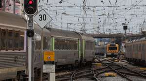 A CP suprimiu 143 comboios dos 249 programados entre as 00:00 e as 08:00 de hoje devido à greve dos trabalhadores da transportadora, segundo um balanço enviado pela empresa à Lusa, Santa Apolónia, Lisboa, 27 de fevereiro de 2023. Os trabalhadores da CP dão hoje início a mais greves, com a transportadora a alertar para “fortes perturbações” até 02 de março, num protesto pelo impasse nas negociações salariais que também envolve a Infraestruturas de Portugal (IP). TIAGO PETINGA/LUSA