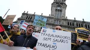 Trabalhadores participam na greve de 24 horas das redações do Jornal de Notícias, TSF, O Jogo e Diário de Notícias, detidas pelo Global Media Group (GMG), convocada pelo Sindicato dos Jornalistas, Porto, 10 de janeiro de 2024. Os trabalhadores do GMG "exigem o pagamento imediato das retribuições em falta, do subsídio de Natal e a remuneração devida aos prestadores de serviço, vulgo “recibos verdes”; exigem que a Comissão Executiva ponha termo imediato a qualquer processo que determine a cessação de contratos de trabalho; exigem que a administração coloque o seu foco no investimento e na melhoria das condições de trabalho de forma a projetar o crescimento do grupo e a propiciar condições para uma efetiva liberdade de informação de todos os cidadãos". FERNANDO VELUDO/LUSA