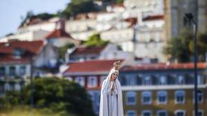 Chegada da imagem da Virgem Peregrina de Nossa Senhora de Fátima ao Terreiro do Paço que marça o fim da peregrinação de jovens "Anda com Maria", Lisboa, 31 de julho de 2023. Organizada pelo Corpo Nacional de Escutas (CNE) e pelo Santuário de Fátima, a peregrinação "Anda com Maria" é acompanhada pela imagem n.º 2 da Virgem Peregrina de Nossa Senhora de Fátima, e teve início dia 27 na Cova da Iria. ANTÓNIO COTRIM/LUSA