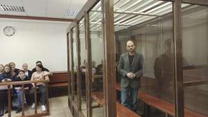 epa10576623 A handout picture made available by Moscow City Сourt press service shows Russian opposition activist Vladimir Kara-Murza in the cage during the verdict announcement in the Moscow City court in Moscow, Russia, 17 April 2023. The Moscow City Court sentenced Russian opposition activist and journalist Vladimir Kara-Murza to 25 years in a strict regime colony in the case of high treason, cooperation with an undesirable organization and the spread of 'false' information about the actions of the Russian Armed Forces.  EPA/MOSCOW CITY COURT PRESS-SERVICE/HANDOUT HANDOUT HANDOUT EDITORIAL USE ONLY/NO SALES HANDOUT EDITORIAL USE ONLY/NO SALES