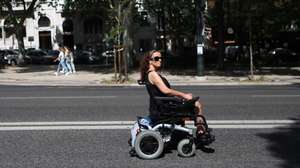 Uma cidadã deficiente protesta durante a 5.ª Marcha pela Vida Independente, em Lisboa, 07 de maio de 2022. A iniciativa organizada pela Associação CVI - Centro de Vida Independente, Associação Portuguesa Voz do Autista, Associação Salvador, Associação Spina Bífida e Hidrocefalia de Portugal, Federação das Associações Portuguesas de Paralisia Cerebral e Federação das Doenças Raras de Portugal, assinala o Dia Europeu da Vida Independente comemorado no dia 05 de maio. ANTÓNIO PEDRO SANTOS/LUSA