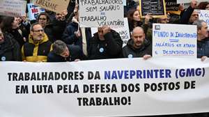 Trabalhadores participam na greve de 24 horas das redações do Jornal de Notícias, TSF, O Jogo e Diário de Notícias, detidas pelo Global Media Group (GMG), convocada pelo Sindicato dos Jornalistas, Porto, 10 de janeiro de 2024. Os trabalhadores do GMG &quot;exigem o pagamento imediato das retribuições em falta, do subsídio de Natal e a remuneração devida aos prestadores de serviço, vulgo “recibos verdes”; exigem que a Comissão Executiva ponha termo imediato a qualquer processo que determine a cessação de contratos de trabalho; exigem que a administração coloque o seu foco no investimento e na melhoria das condições de trabalho de forma a projetar o crescimento do grupo e a propiciar condições para uma efetiva liberdade de informação de todos os cidadãos&quot;. FERNANDO VELUDO/LUSA