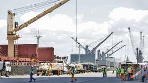 Vista geral do porto de Maputo, em Maputo, Moçambique, 29 de janeiro de 2024. A concessionária do porto de Maputo prevê investir nos próximos três anos 600 milhões de dólares (553,4 milhões de euros) na expansão da infraestrutura portuária, a primeira fase de investimento na adenda ao contrato de concessão, até 2058. (ACOMPANHA TEXTO DA LUSA DO DIA 05 DE JANEIRO DE 2024). LUÍSA NHANTUMBO/LUSA