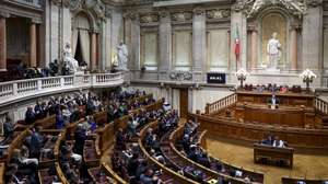 A banca parlamentar do Chega, aplaude o deputado do Chega, André Ventura (D), durante o discurso após a eleição de José Pedro Aguiar Branco, como novo Presidente da Assembleia da República, sucedendo a Augusto Santos Silva, que falhou a eleição pelo círculo Fora da Europa nas últimas legislativas, na Assembleia da República em Lisboa, 27 de março de 2024. FILIPE AMORIM/LUSA