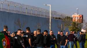 Guardas prisionais participam na vigília junto à prisão de Custóias em dia de greve convocada pelo Sindicato Nacional do Corpo da Guarda Prisional, em prol da valorização e dignificação da profissão, reestruturação de suplementos remuneratórios e aprovação do sistema de avaliação de desempenho, em Matosinhos, 31 de janeiro de 2024. JOSÉ COELHO/LUSA